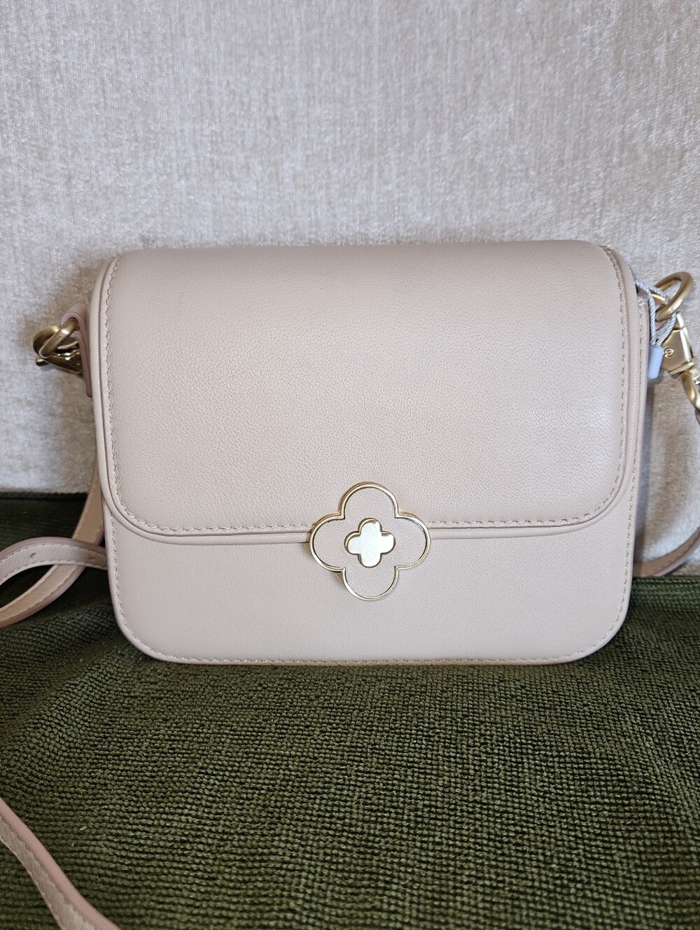 ANTONIO MELANI Beige Leather Crossbody with Gold Clover Accent
